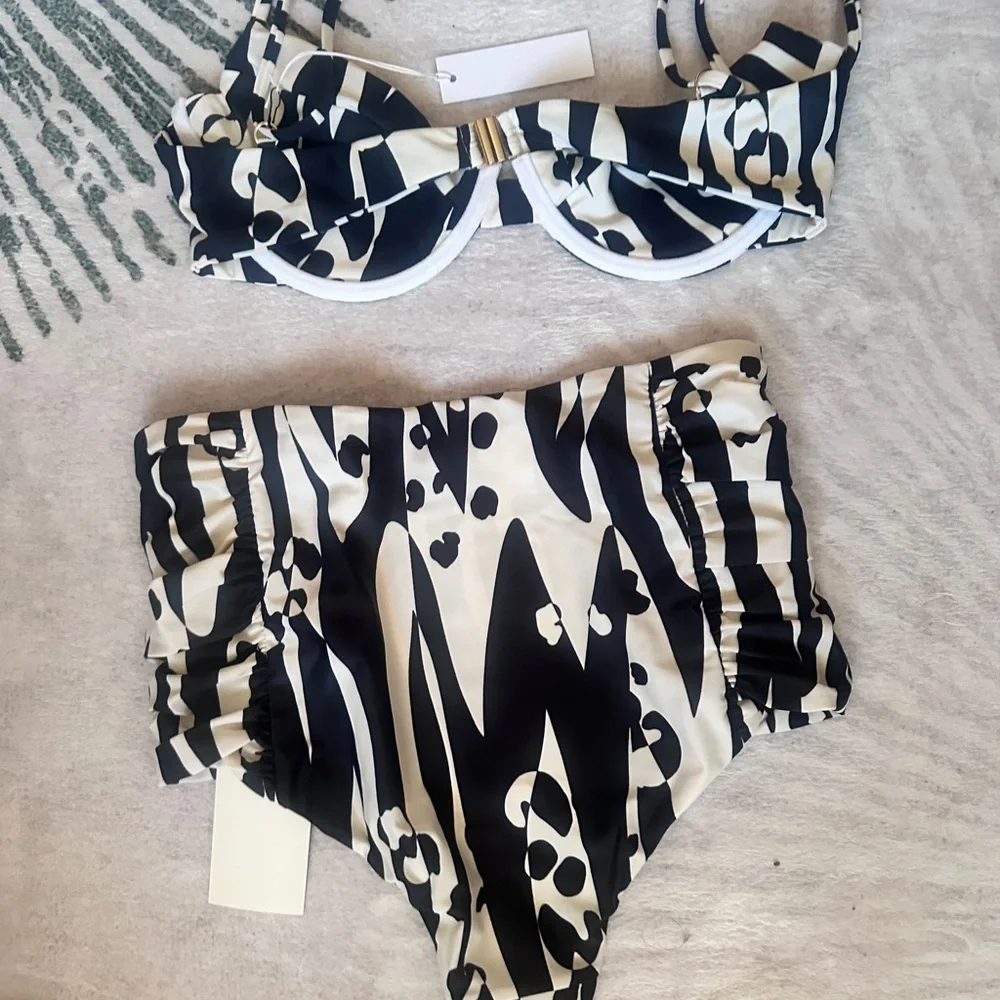 Stylish Black and White Women's Bikini Set - Picture 2 of 6